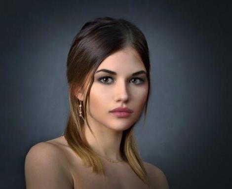 femme boucle oreille